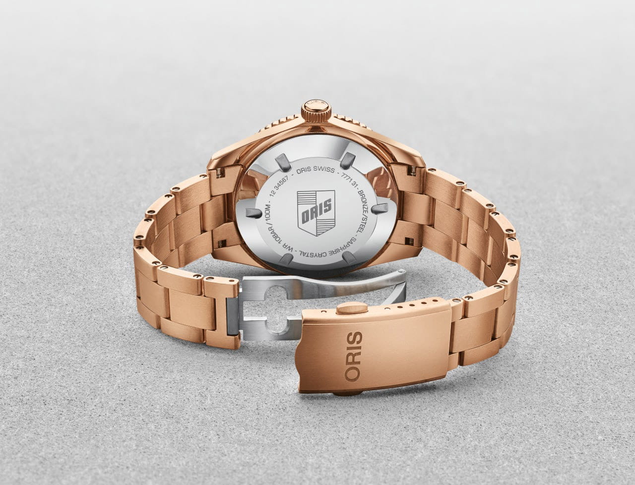 Oris Oris Divers Sixty‑Five 'Cotton Candy' 01 733 7771 3155-07 8 19 15 механические мужские часы часы крупный план голубой циферблата